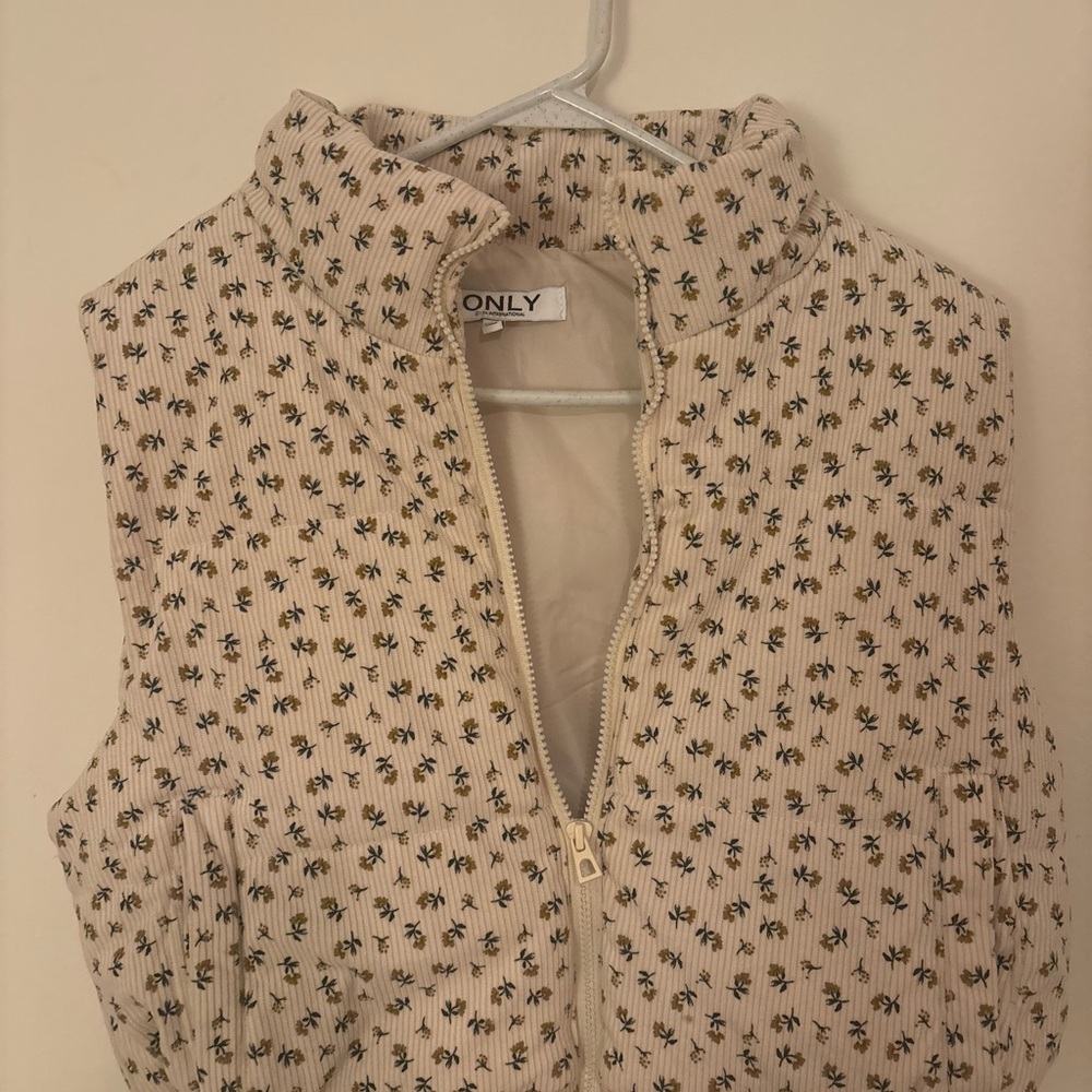 ONLY Cream Quilted Floral Sleeveless Vest